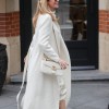 Amanda Holden, cream plašč.jpg