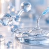 Hialuronski gel in laboratorijski svetlobi.png