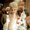 Kirsten Dunst kot Marija Antoaneta: sladice, zabave, moda in razkošje so v filmu poudarjeni prav zato, da je poznejši prihod revolucije še bolj brutalen.