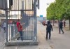 Kaos v Parizu: policija s solzivcem nad navijače, aretiranih 68 oseb (VIDEO)