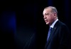 Erdogan: sultan, ki sedi na dveh stolih