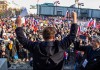 Protestniki na shodu: Zahtevamo dostojne pokojnine, Naj živi Janez Janša, slovenski junak v vojni in miru