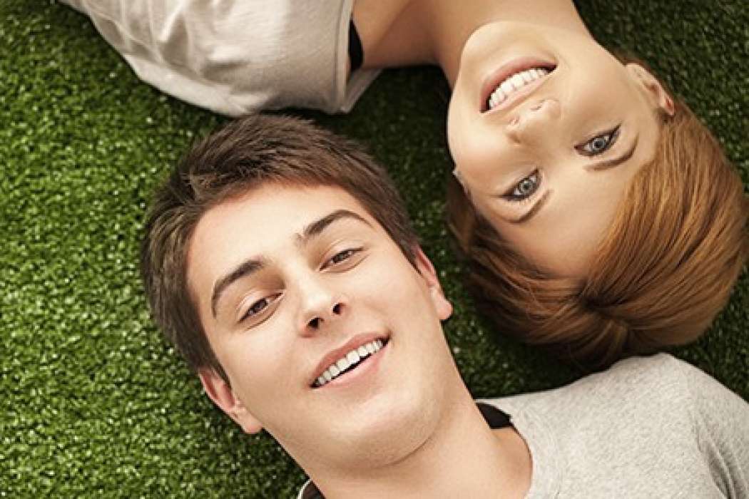 teenagers_grass_couple_boy_girl-612x300