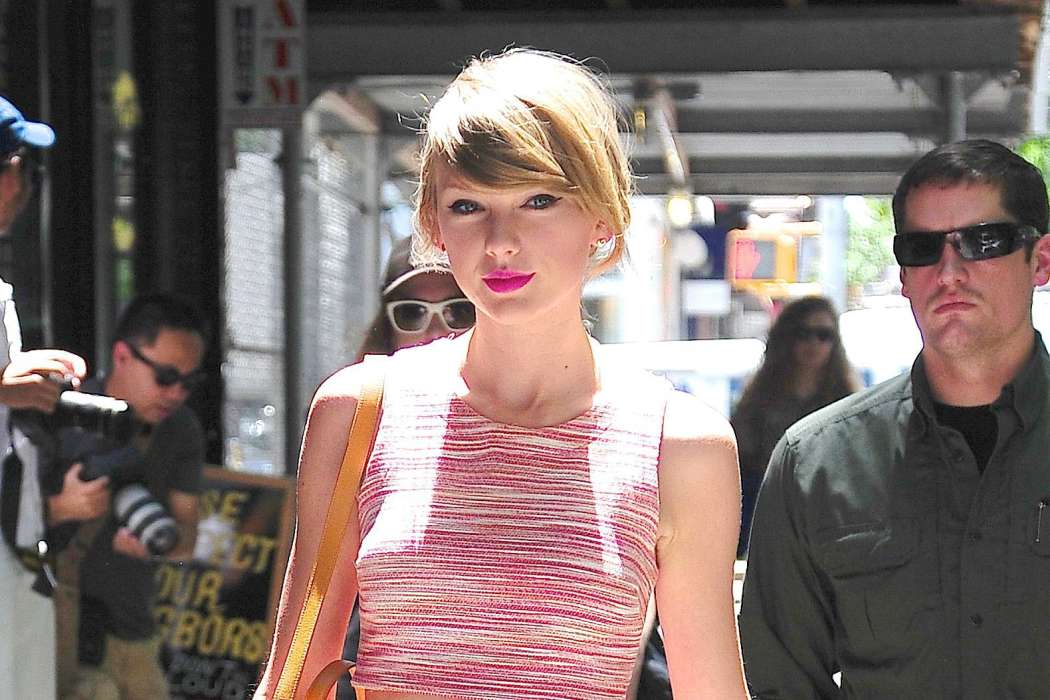 Taylor-Swift-stepped-out-crop-top-Wednesday-NYC