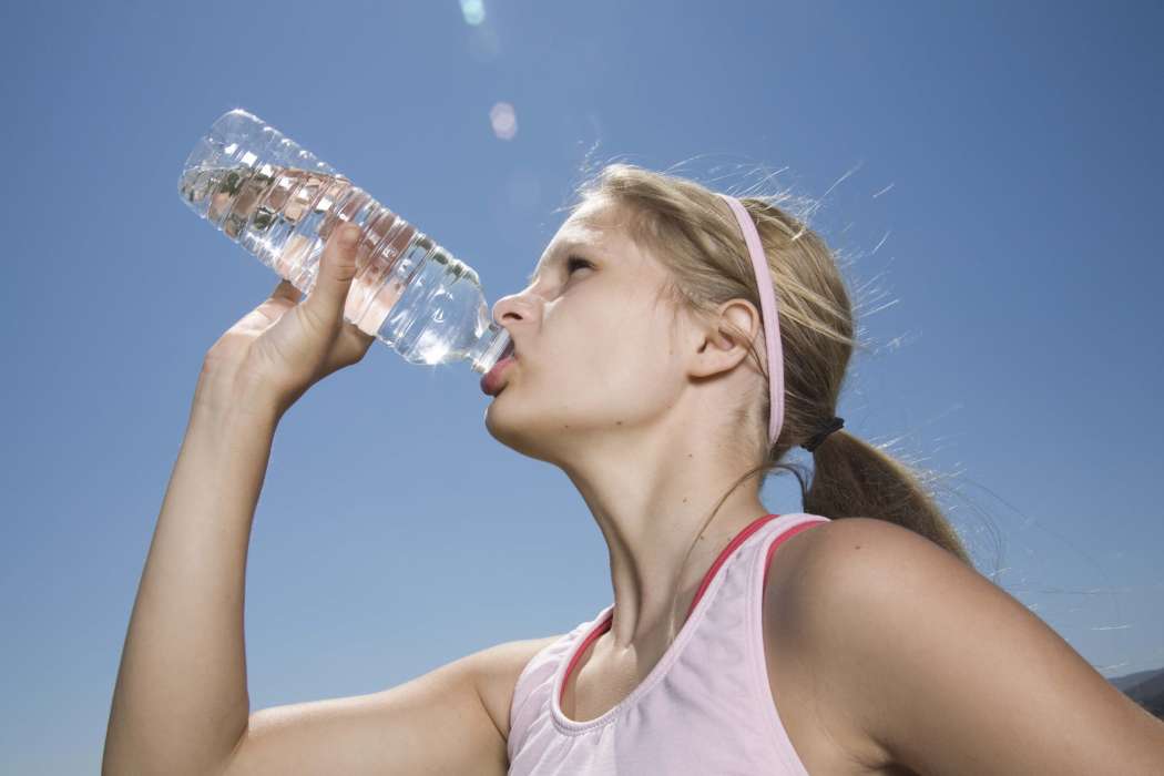 teen-athlete-drinking-water