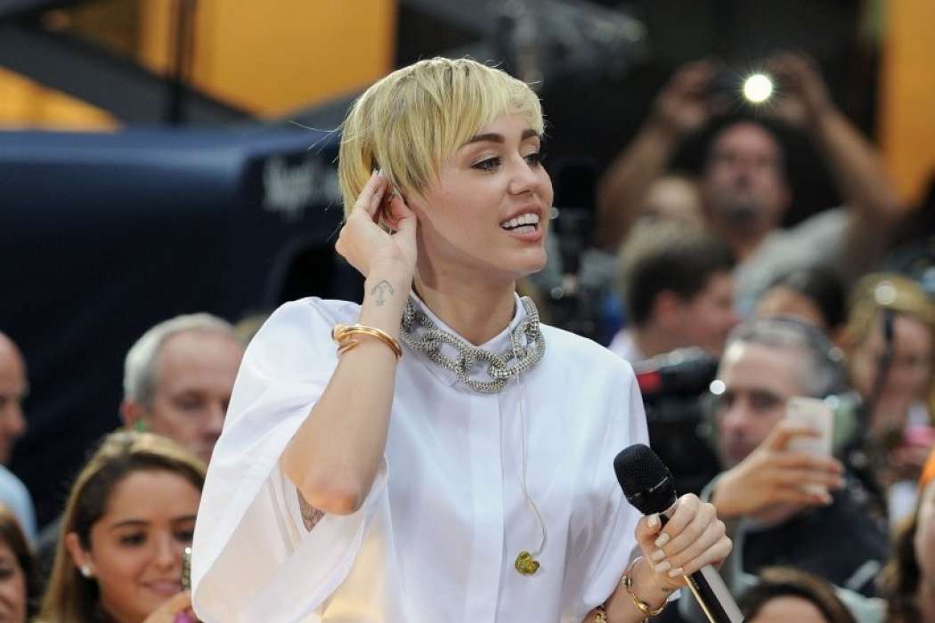 Miley-Cyrus-The-Today-Show-Performance-in-Kenzo-