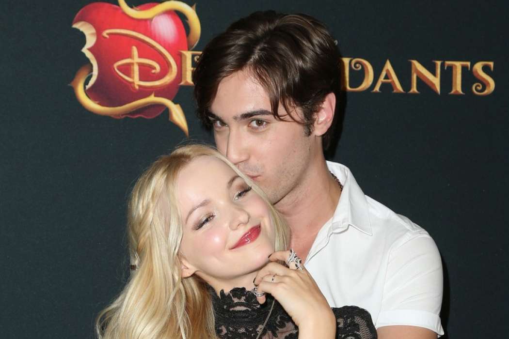 dove-cameron-ryan-mccartan-descendants-kisses-performance-pics-02