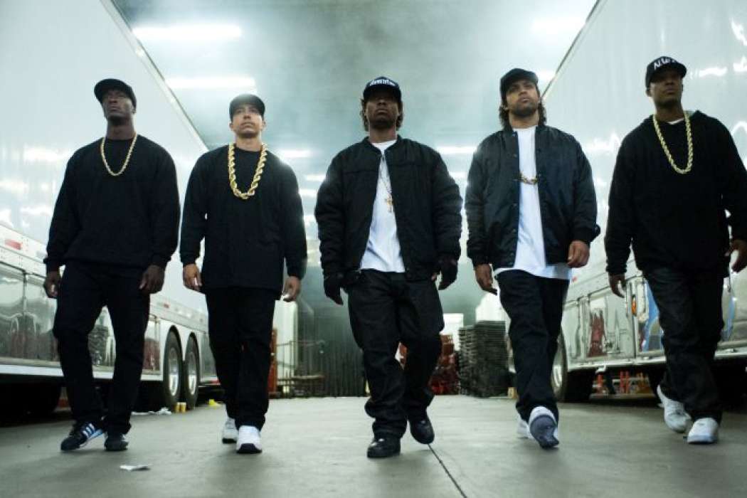 STRAIGHT OUTTA COMPTON je zgodba petih mladeničev, ki so s skoraj svetlobno hitrostjo postali eksplo