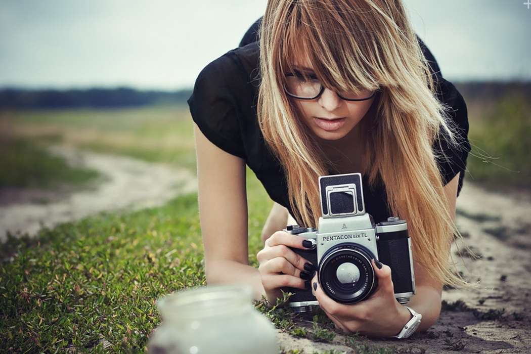 hdwallpapersimage.com-hipster-girl-taking-pictures-wide-hd-wallpaper-1920x1200