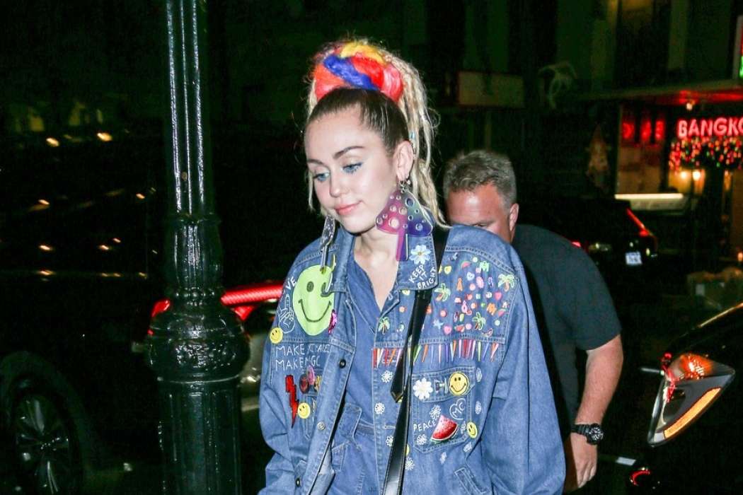 miley-cyrus-does-double-denim-after-snl-rehearsal-11