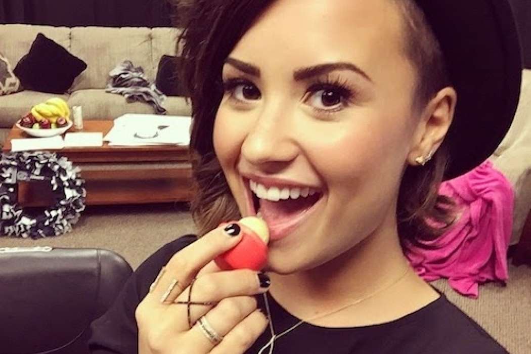 demi-lovato-eos-selfie