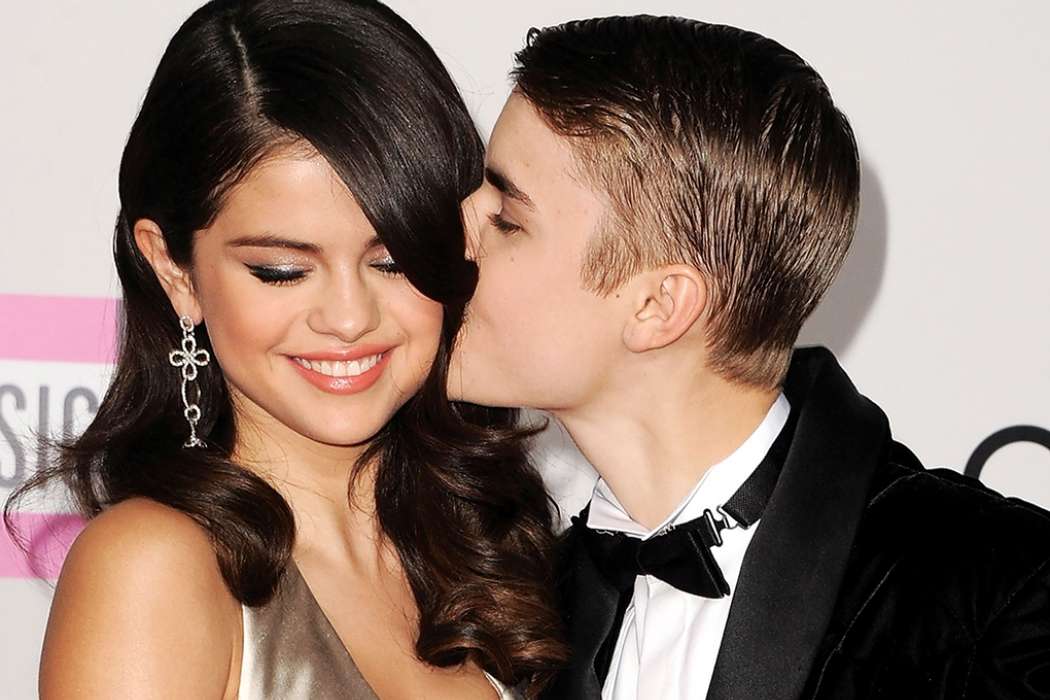 Selena-Gomez-and-Justin-Bieber-2011-amas-billboard-1020