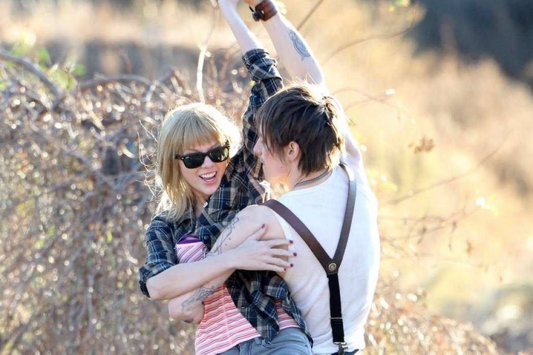 taylor-swift-piggy-back-ride-on-i-knew-you-were-trouble-set-09