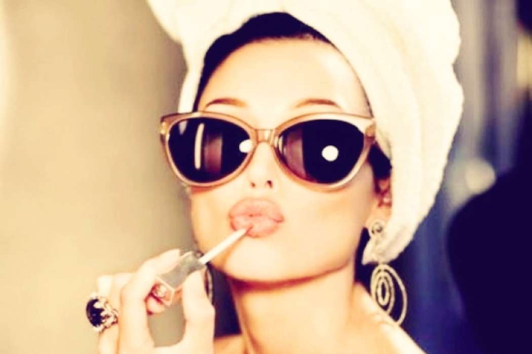 young-woman-with-sunglasses-putting-lipstick
