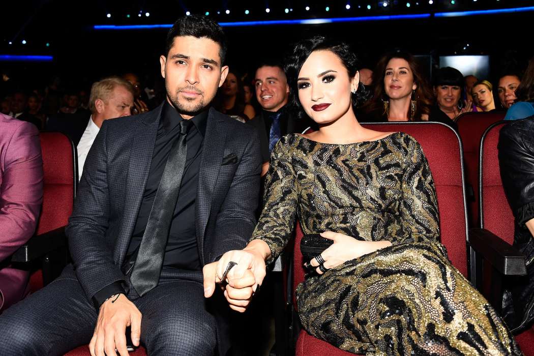 Demi-Lovato-Wilmer-Valderrama-Holding-Hands