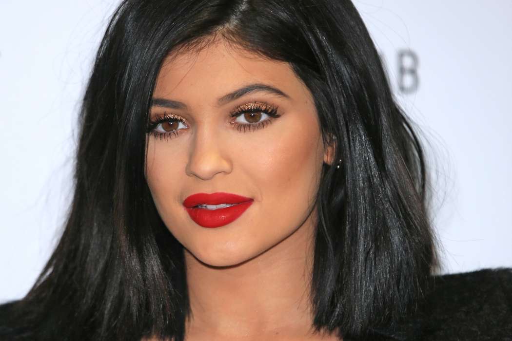 kylie-jenner-cleavage-makeup-malfunction-mishap-031415-6