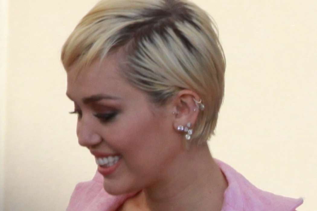 Miley_Cyrus_on_2015_Rock_and_Roll_Hall_of_Fame_Induction_Ceremony_(cropped)