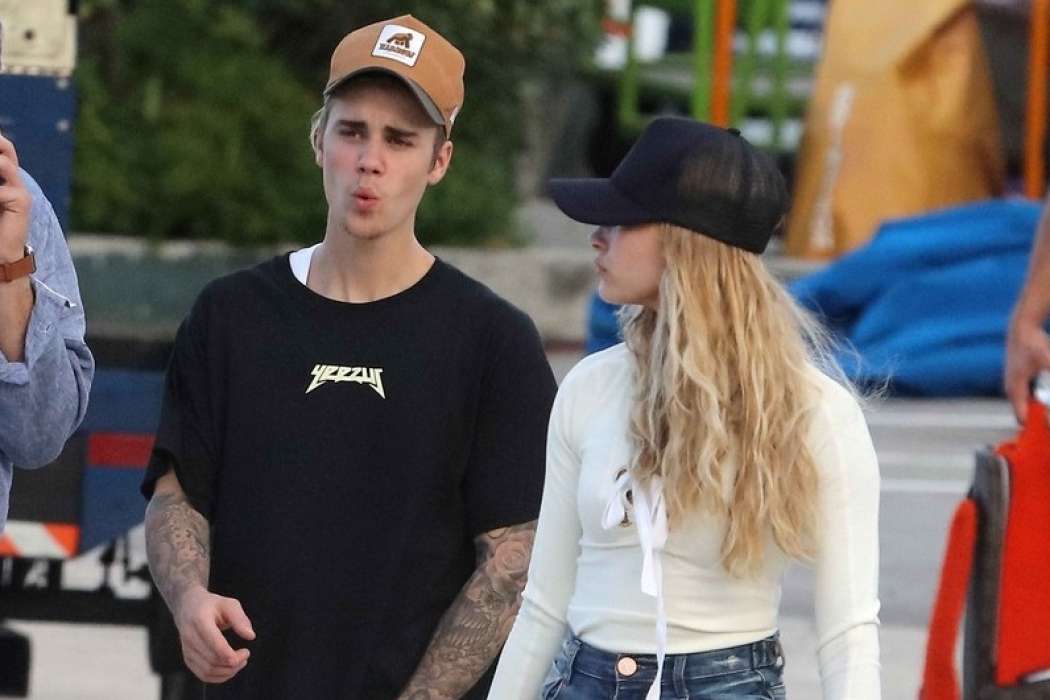 justin-bieber-leaves-st-barts-with-hailey-baldwin-by-his-side-03