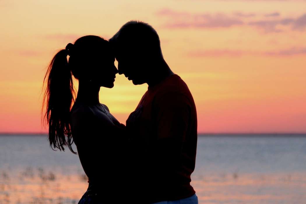 couple_love_sunset_hugs_39638_2560x1600