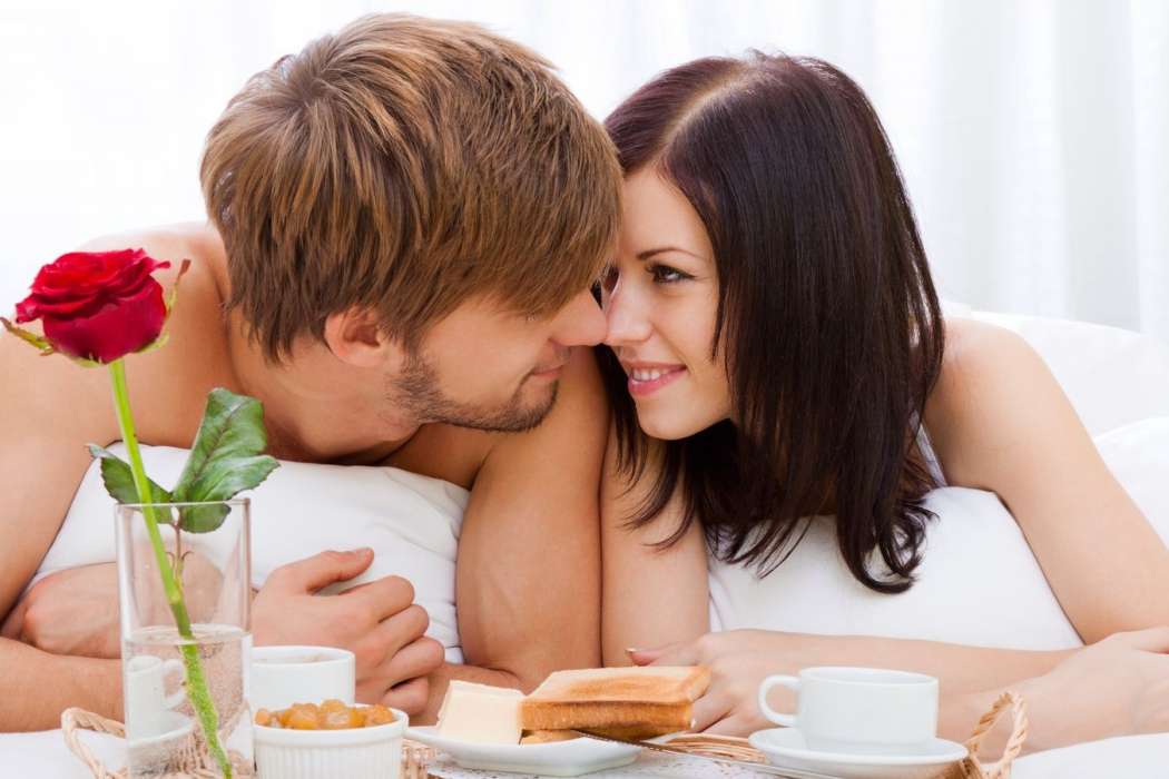 image-couple-in-love-romantic-breakfast-in-bed