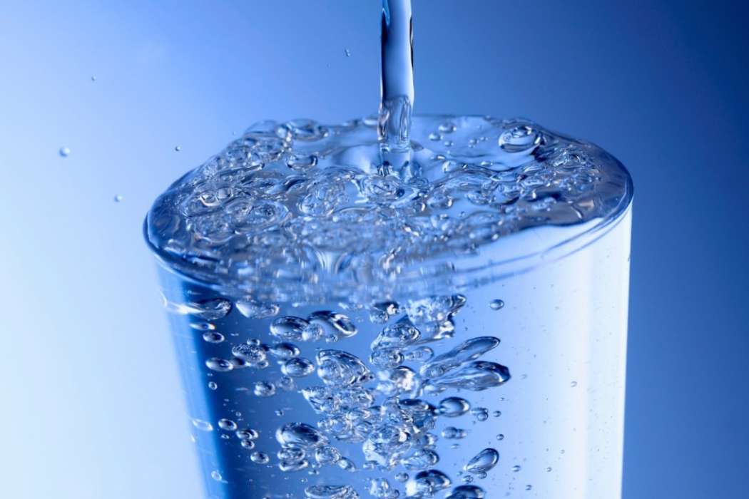 voda, kozarec
