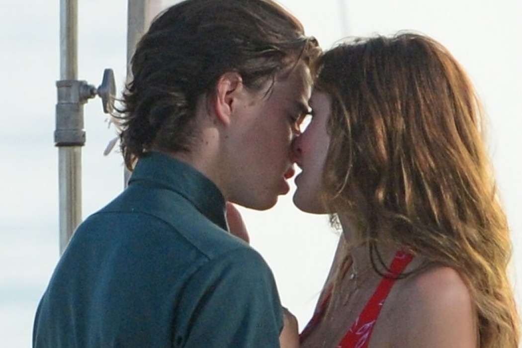 bella-thorne-makes-out-with-nash-grier-for-new-movie-02