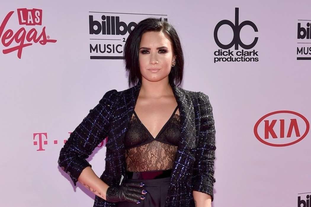 demi-lovato-billboard-music-awards-2016-03