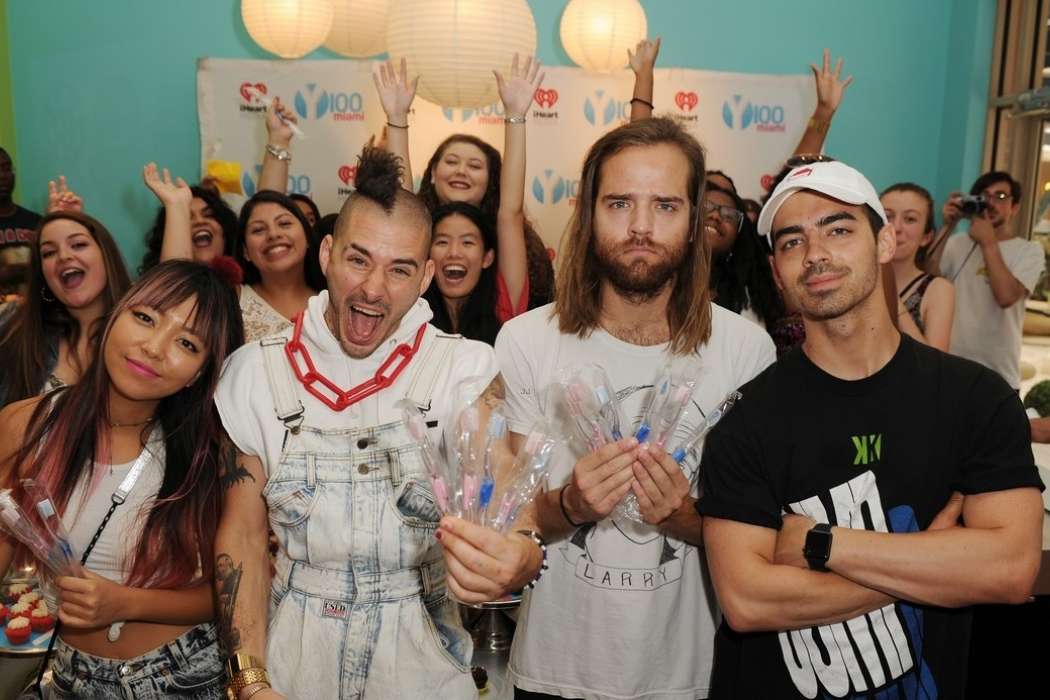 dnce-cupcake-toothbrush-party-22
