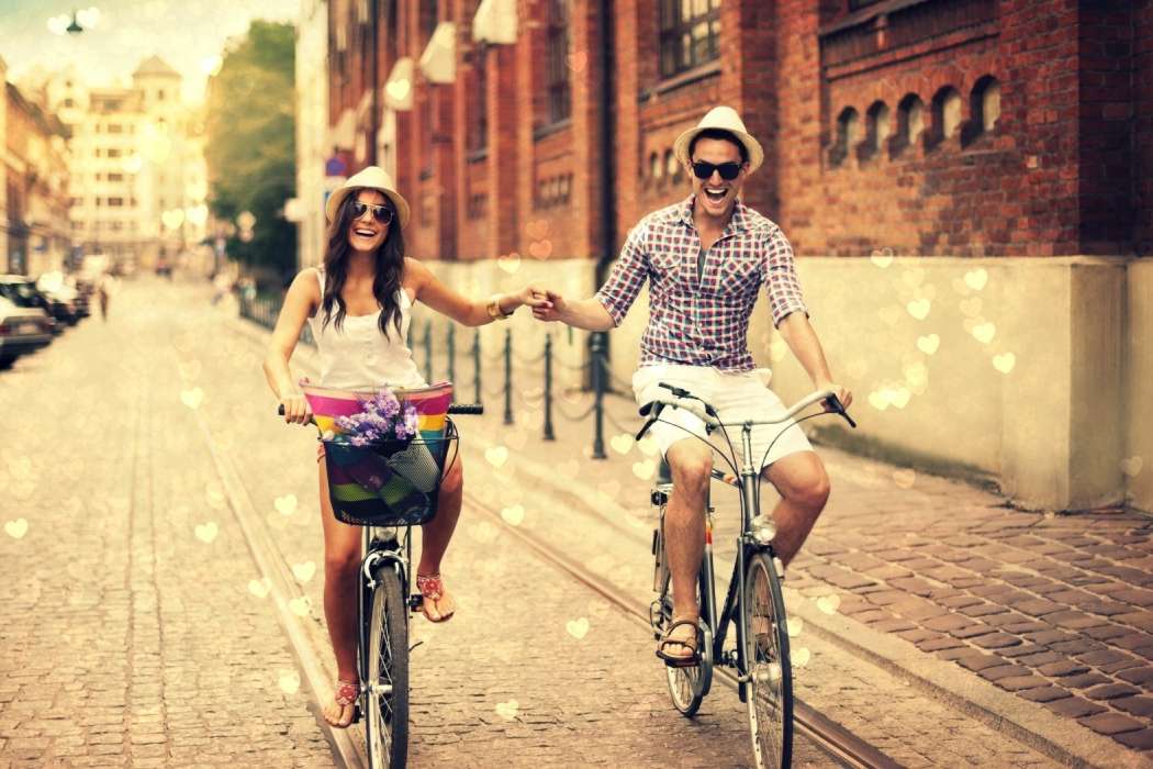 Street-Boy-Girl-Bicycles-Love-Hearts-City-HD-Wallpaper