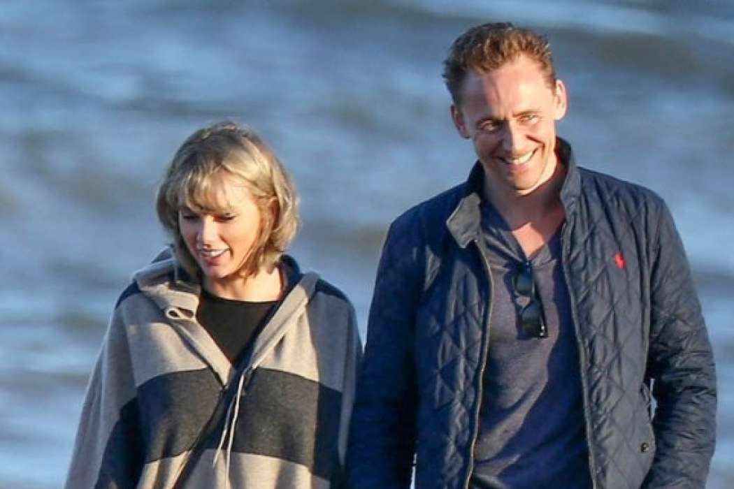 taylor-swift-tom-hiddleston-walk-beach-with-mom-7