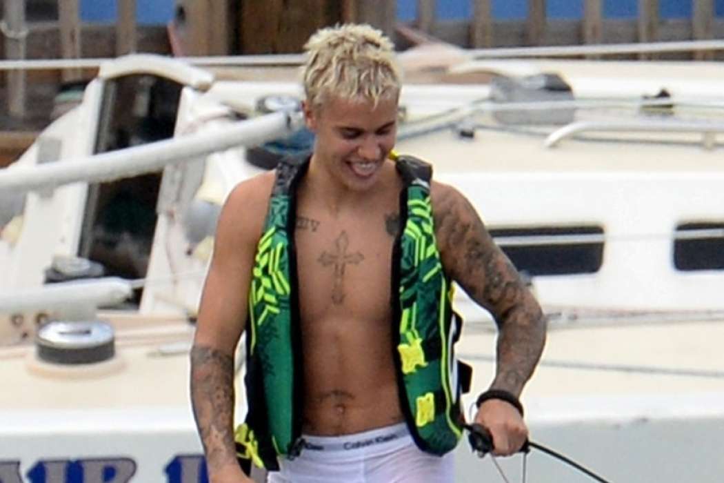 justin-bieber-white-underwear-see-through-miami-02