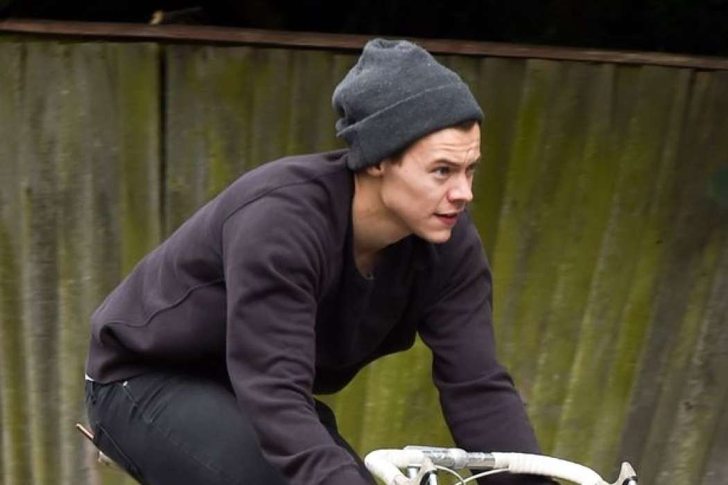 PAY-Harry-Styles-is-seen-riding-his-racer-bike (1)