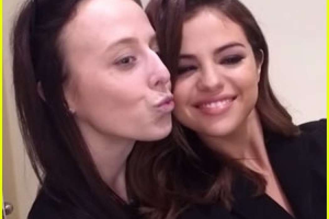 selena-gomez-surprised-an-australian-fan-at-her-house2