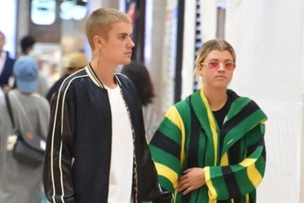 justin-bieber-and-sofia-richie-holding-hands-2