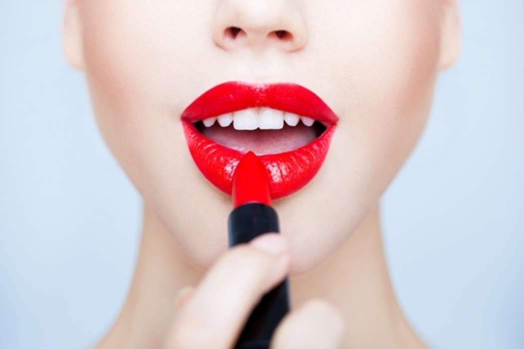 How-to-apply-lipstick