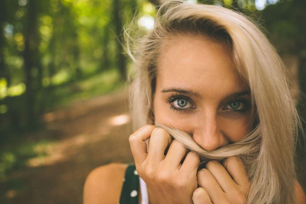 ženska usta lasje blond modre oči