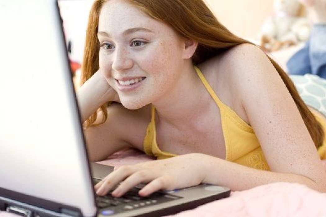 _80728593_teenage_girl_using_a_laptop_computer-spl-1