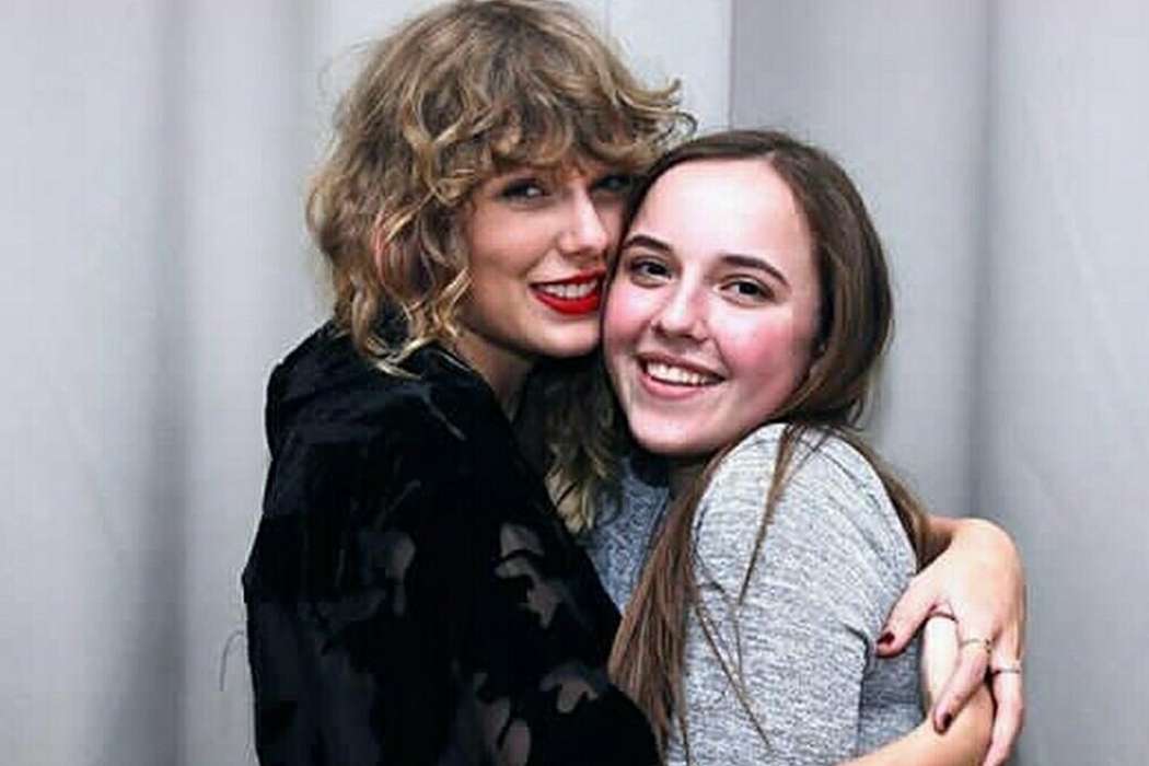 taylor-swift-fans-share-photos-from-london-secret-sessions-14