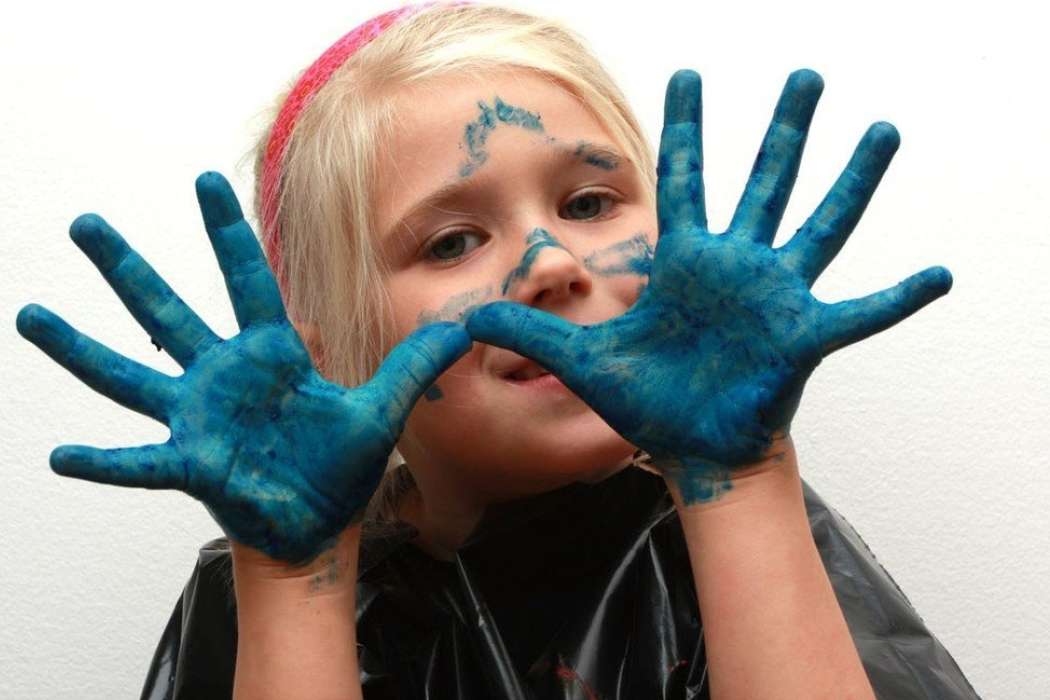 roke otrok modra barva