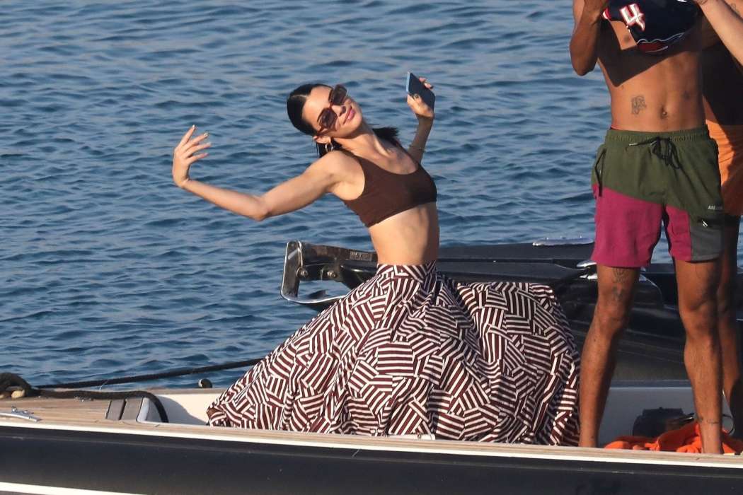 Kendall Jenner Mikonos (2)