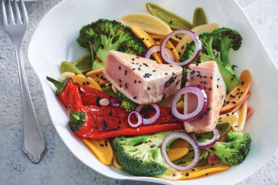 Testeninska solata s pečeno zelenjavo in tuno