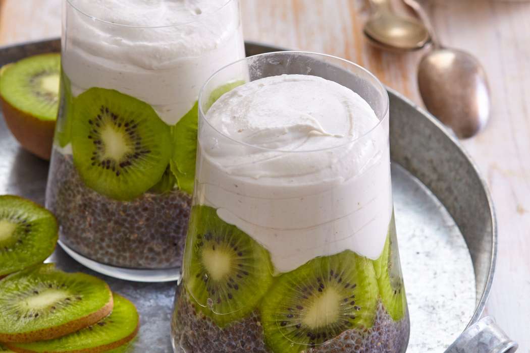 Chia puding s smoothijem iz kivija in banane