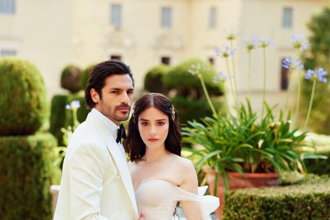 Özge Gürel in Serkan Cayoglu, Ko cvetijo češnje