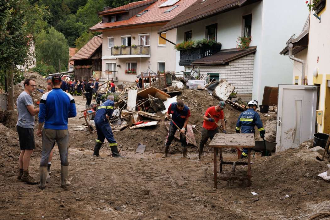 čiščenje po poplavah, črna na koroškem