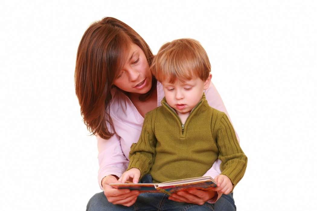 children-reading-with-parents-7813