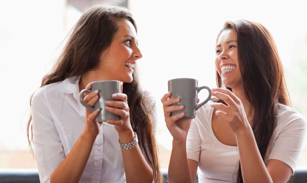 pogovor ženske kava pitje