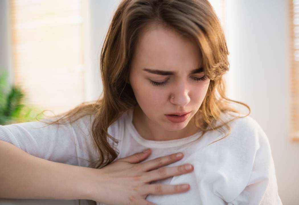 ženska bolečine v prsih
