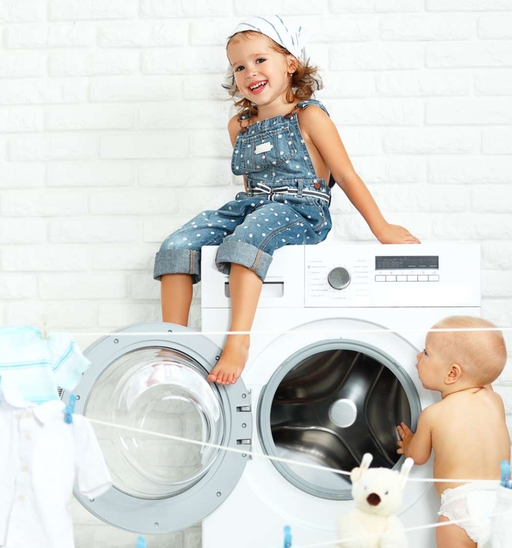 otroci in pralni stroj