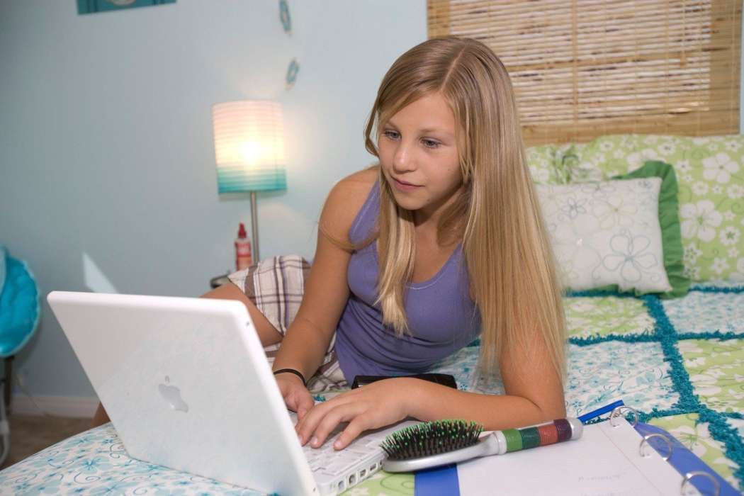 dekle za računalnikom