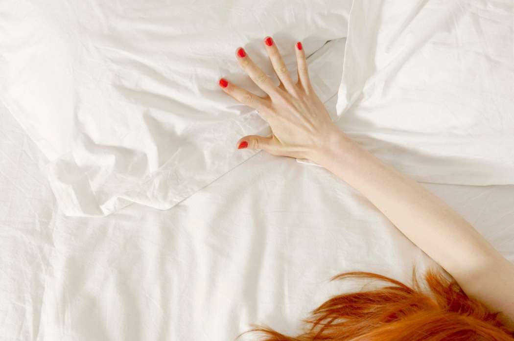 postelja, ženska, roka